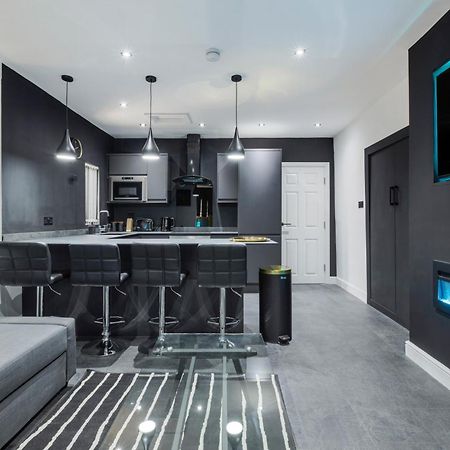 Two Bed Modern Apartment 5Min Walk To Town Centre With Free Parking ! Under New Management 黑潭 外观 照片