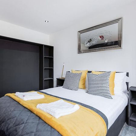 Two Bed Modern Apartment 5Min Walk To Town Centre With Free Parking ! Under New Management 黑潭 外观 照片