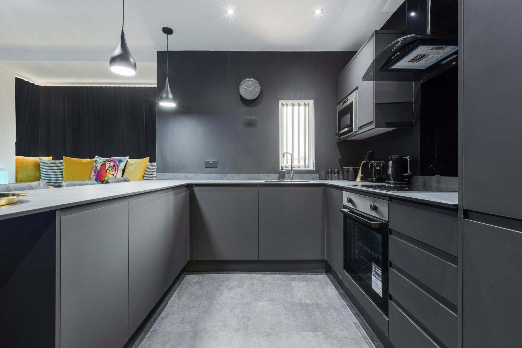 Two Bed Modern Apartment 5Min Walk To Town Centre With Free Parking ! Under New Management 黑潭 外观 照片